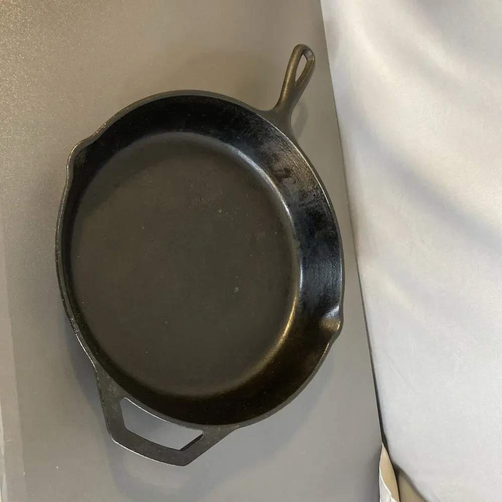 Vtg Lodge 10SK Cast Iron Pan Skillet 12